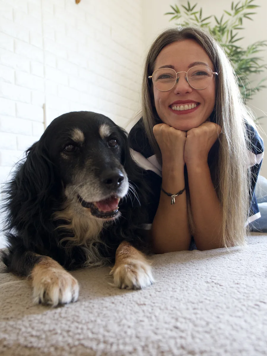 Mery Calvo, educadora canina, en casa con su perra Noa