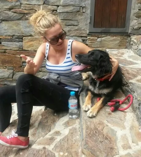 Mery Calvo, educadora canina, con su perra Noa