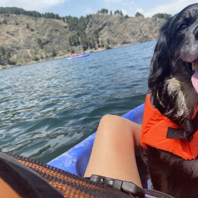 Noa con chaleco salvavidas en el kayak