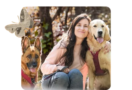 Núria Labella, nutricionista canina, con sus dos perros